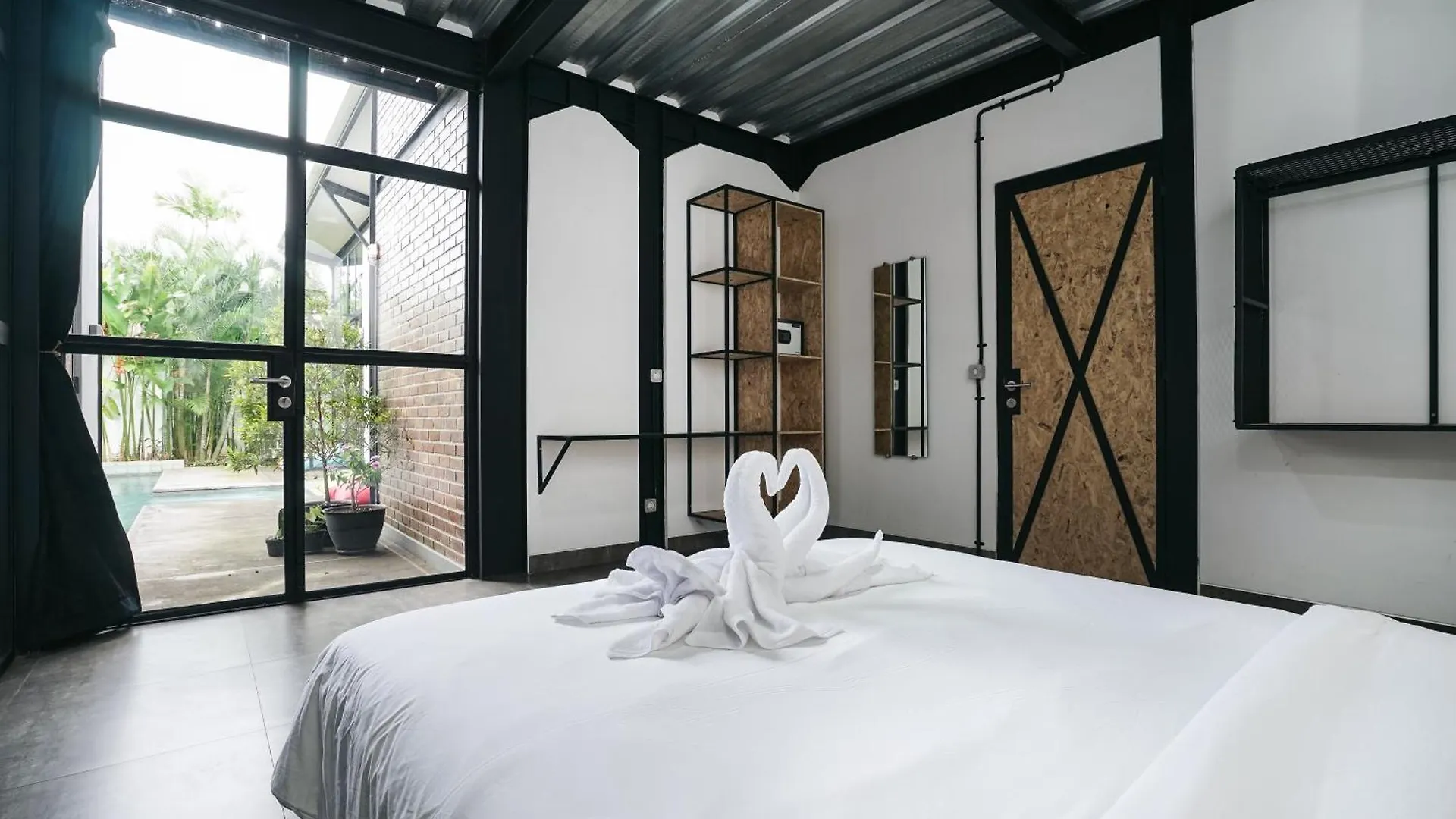 Villa Costa Plana - 2 Bedroom Industrial Private Villa In Umalas, Between Canggu & Seminyak